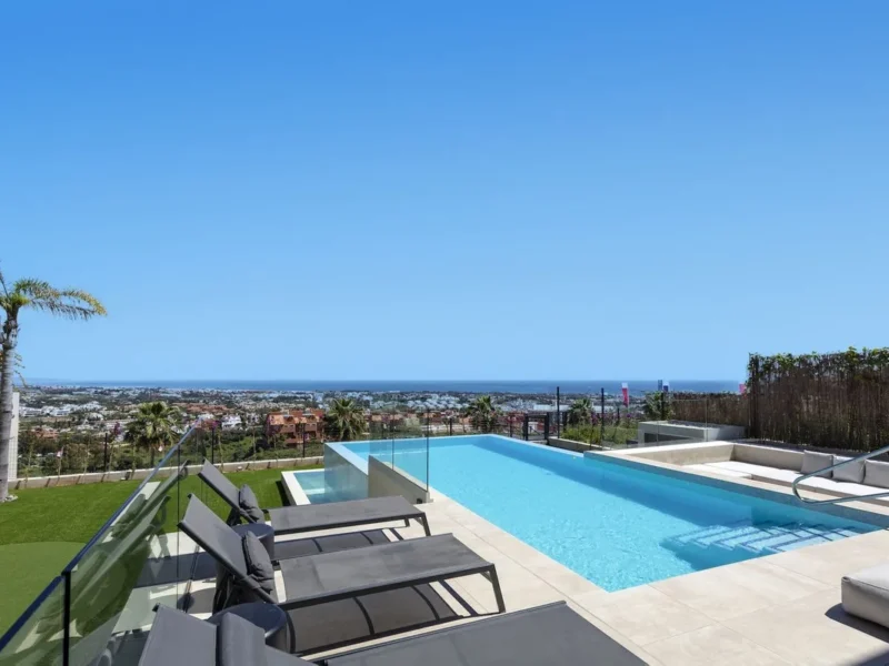 Moderne Villa in Benahavís mit traumhaftem Blick aufs Meer