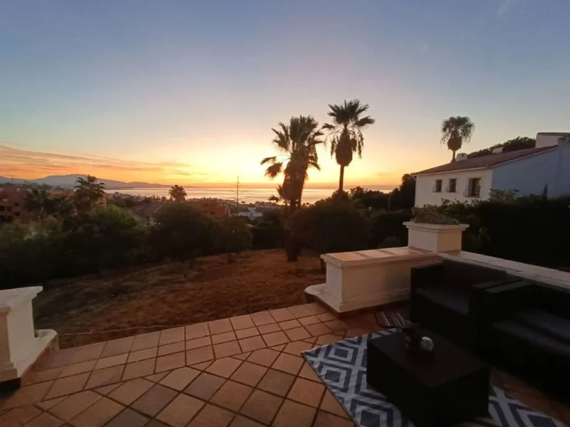 Elegante Villa mit Meerblick in Buenas Noches, Estepona