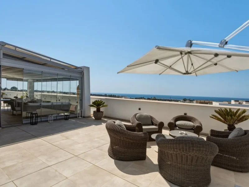 Elegantes Penthouse mit Meerblick in Selwo an der Costa del Sol