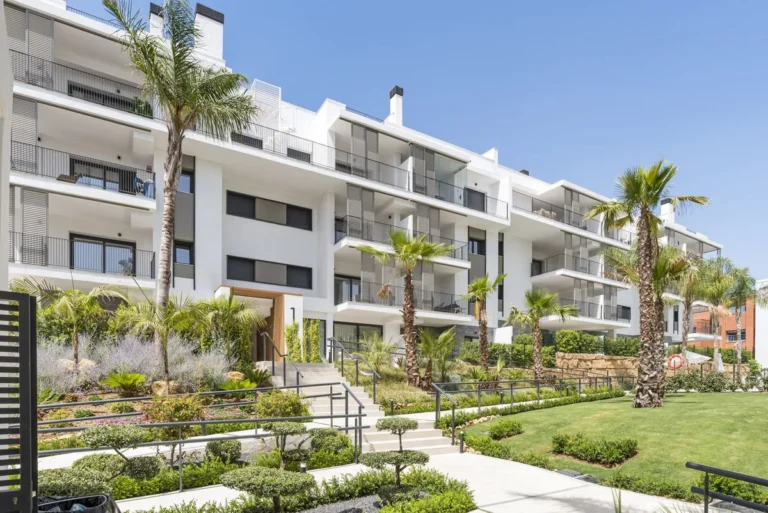 Elegantes Penthouse in Estepona mit spektakulärem Meerblick