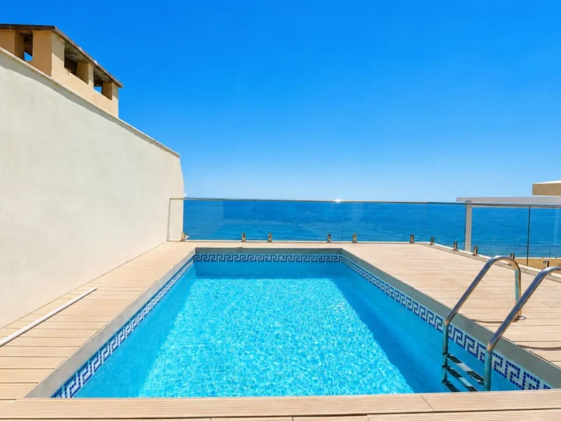 Luxuriöses Penthouse in Marbella mit Blick auf das Meer