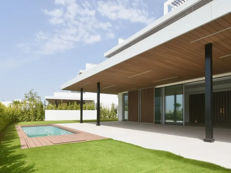 Elegante Neubauwohnung mit Garten in Marbella an der Costa del Sol