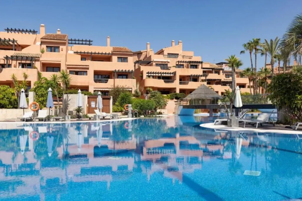Elegante Erdgeschosswohnung mit Meerblick in Estepona
