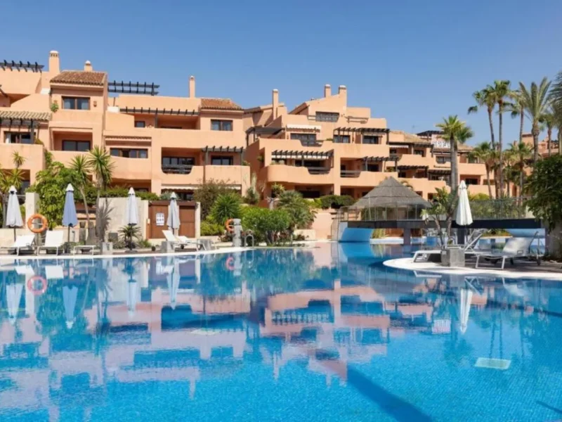 Elegante Erdgeschosswohnung mit Meerblick in Estepona