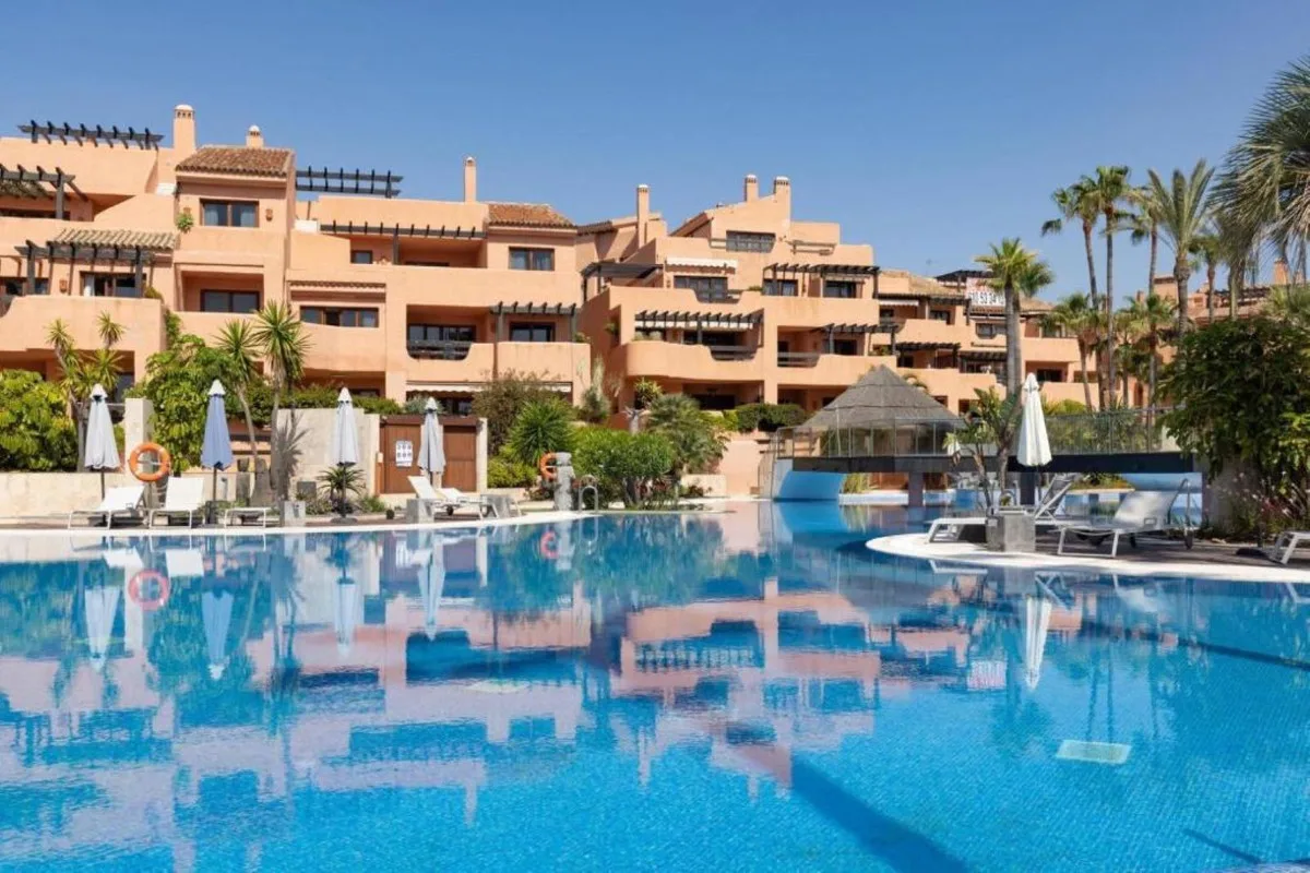 Elegante Erdgeschosswohnung mit Meerblick in Estepona