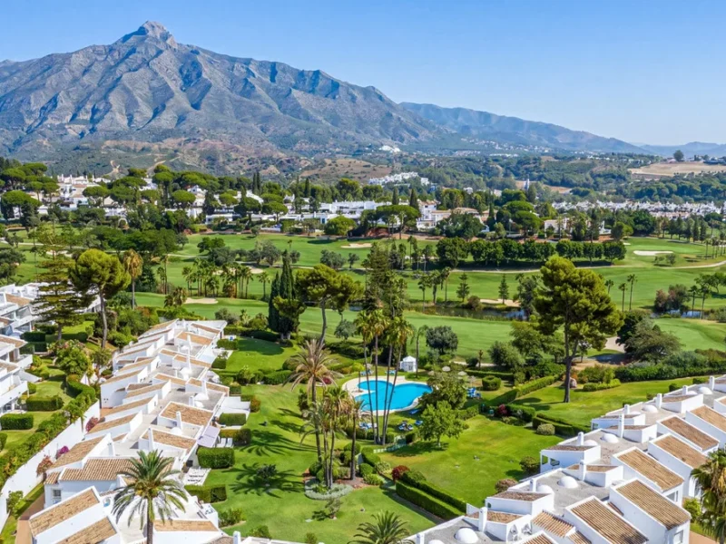 Renoviertes Duplex-Penthouse in Nueva Andalucía mit Golfblick