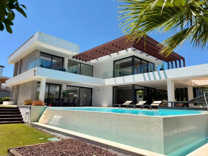 Moderne Villa an der New Golden Mile: Eleganz an der Costa del Sol