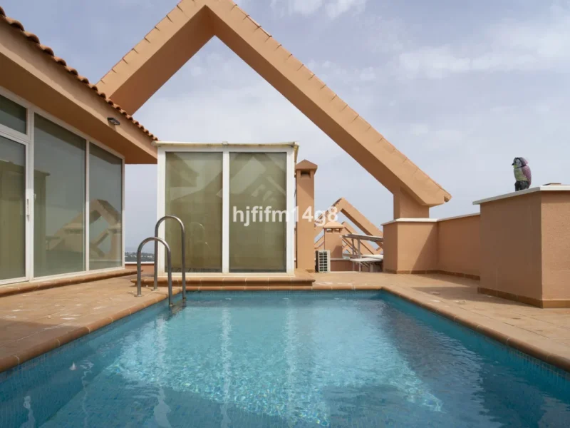 Elegantes Duplex-Penthouse in Magna Marbella mit Meerblick