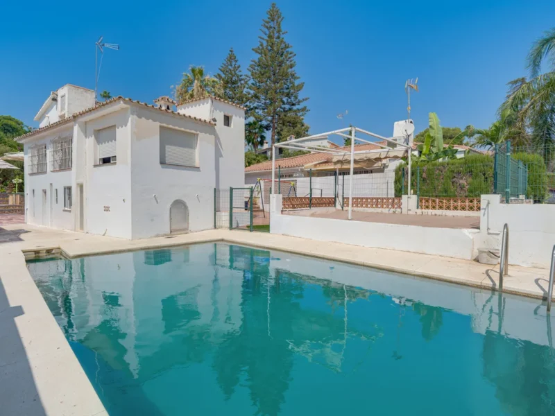 Moderne Villa mit Potenzial in Nueva Andalucía, Costa del Sol