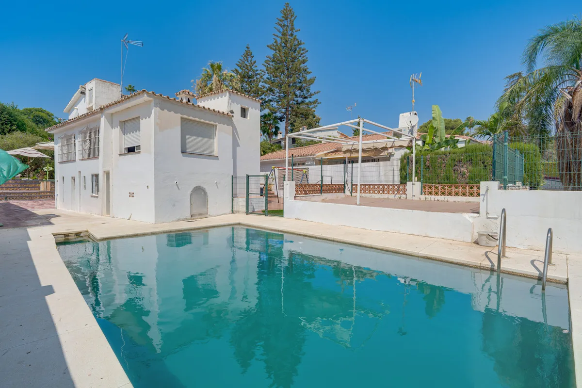 Moderne Villa mit Potenzial in Nueva Andalucía, Costa del Sol