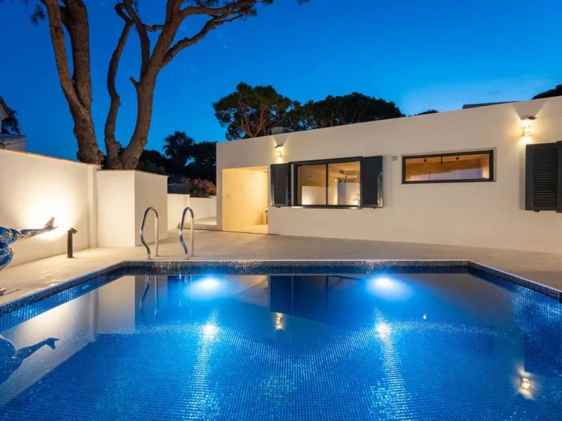 Elegante Villa in Marbella mit modernem Design und Meerblick