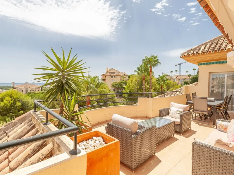Elegantes Duplex-Penthouse in Elviria mit Golfblick