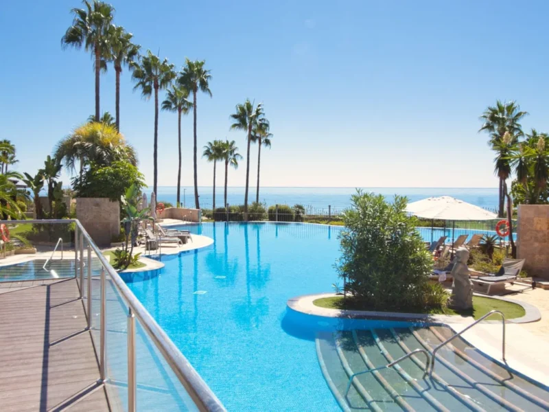 Exklusive Wohnung mit Garten in Estepona am Strand