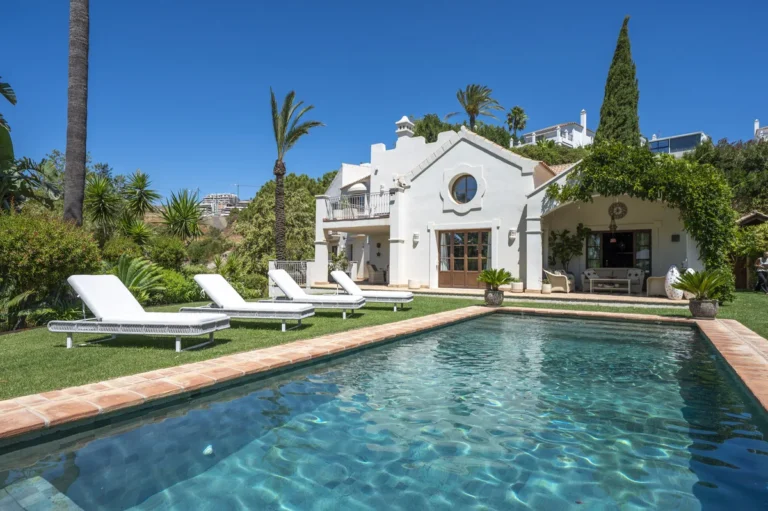 Elegante Villa mit traditionellem Charme in Estepona, Costa del Sol