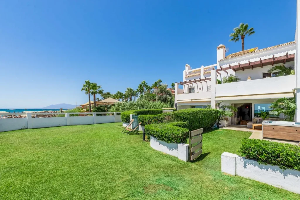 Elegante Strandvilla in Las Chapas, Marbella – Exklusive Lage am Meer