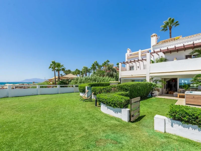 Elegante Strandvilla in Las Chapas, Marbella – Exklusive Lage am Meer