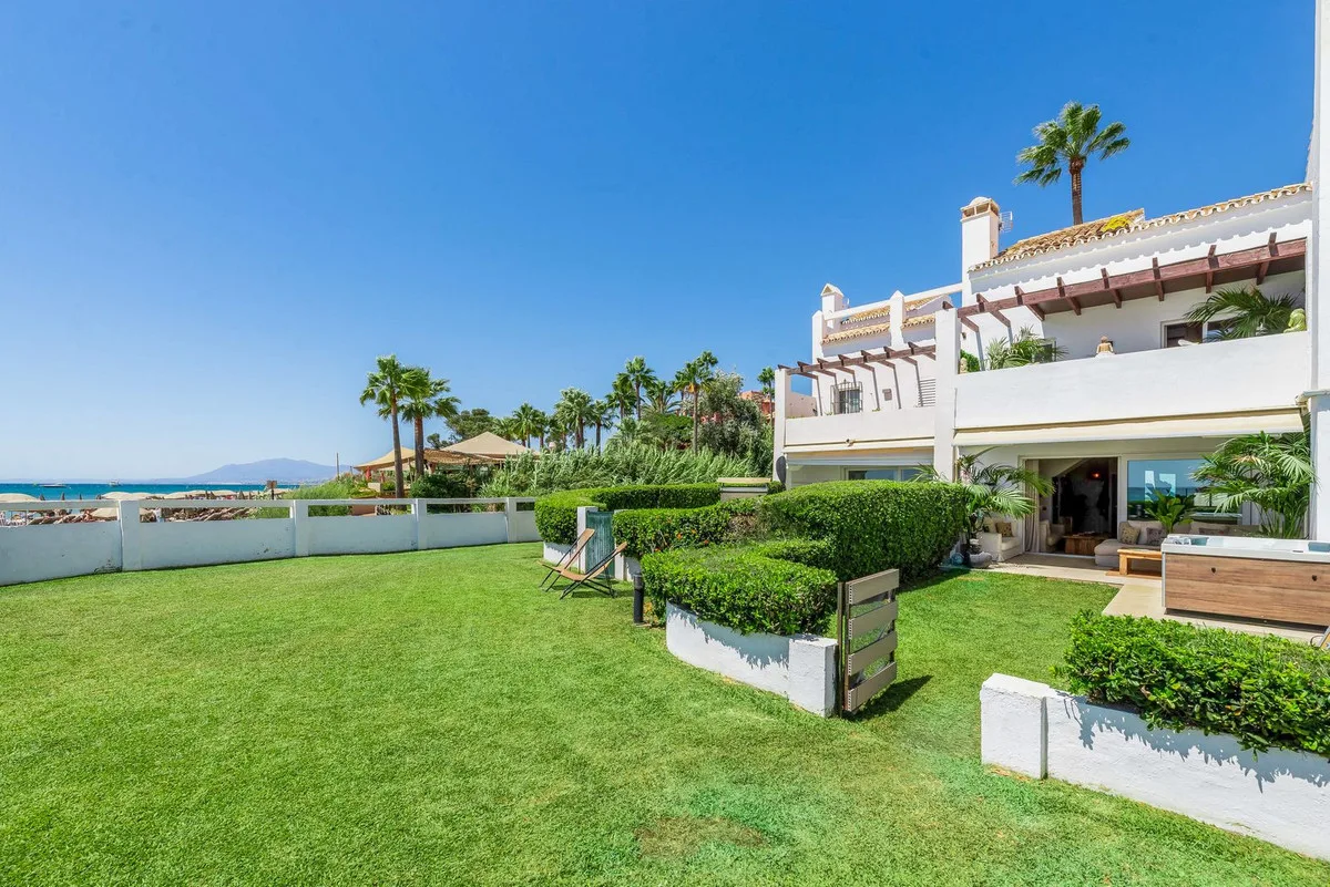 Elegante Strandvilla in Las Chapas, Marbella – Exklusive Lage am Meer