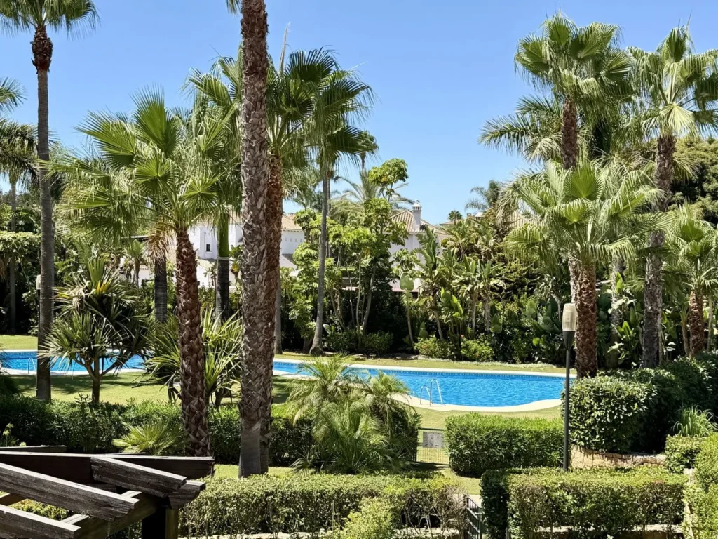 Elegante Wohnung mit großzügiger Terrasse in Puerto Banús