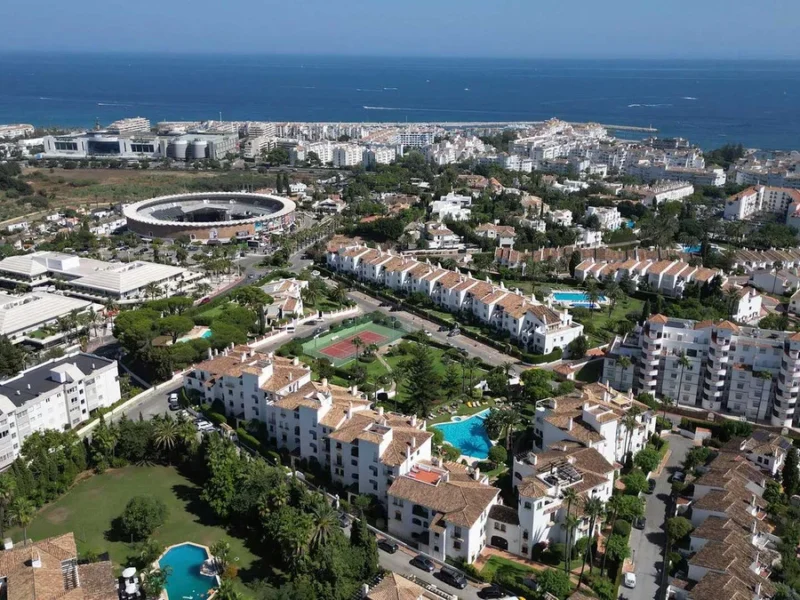 Helles Luxus-Apartment mit Meerblick in Nueva Andalucía, Marbella