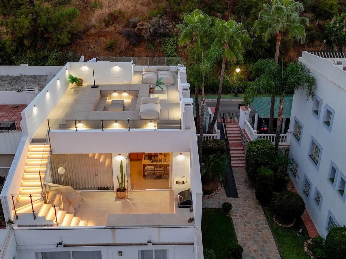 Elegantes Eck-Penthouse in Marbella mit panoramatischer Sicht