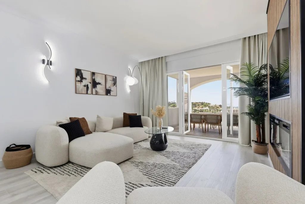 Elegante Wohnung mit traumhaftem Blick in Altos de la Quinta