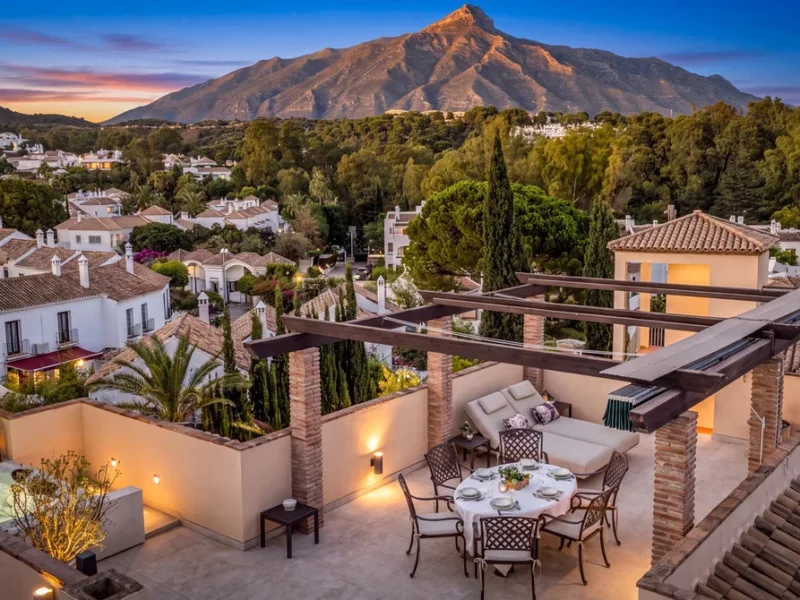 Elegantes Penthouse mit beeindruckendem Ausblick in Nueva Andalucía