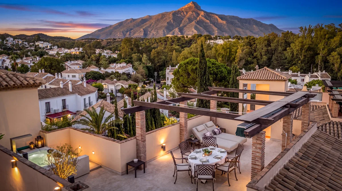 Elegantes Penthouse mit beeindruckendem Ausblick in Nueva Andalucía
