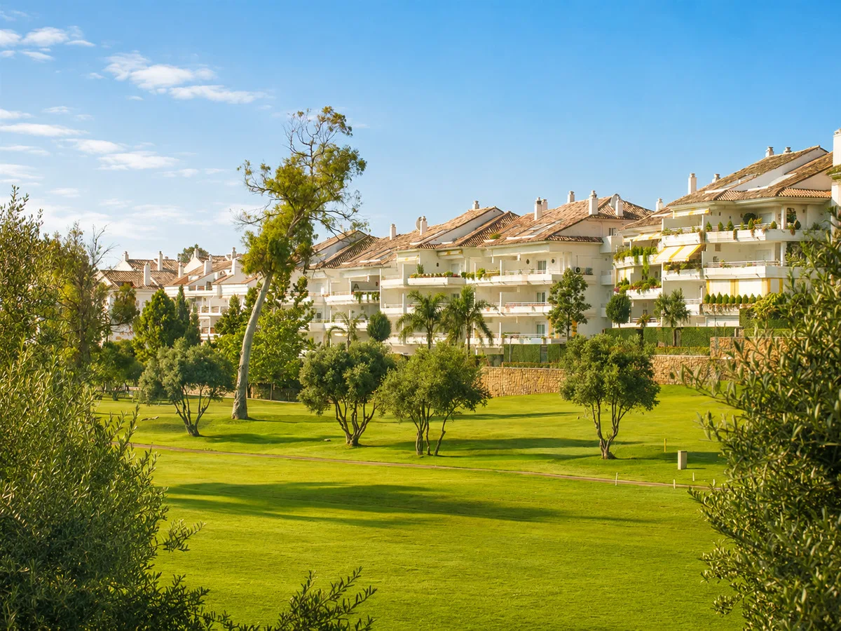 Elegantes Duplex-Penthouse mit Bergblick in Guadalmina Baja