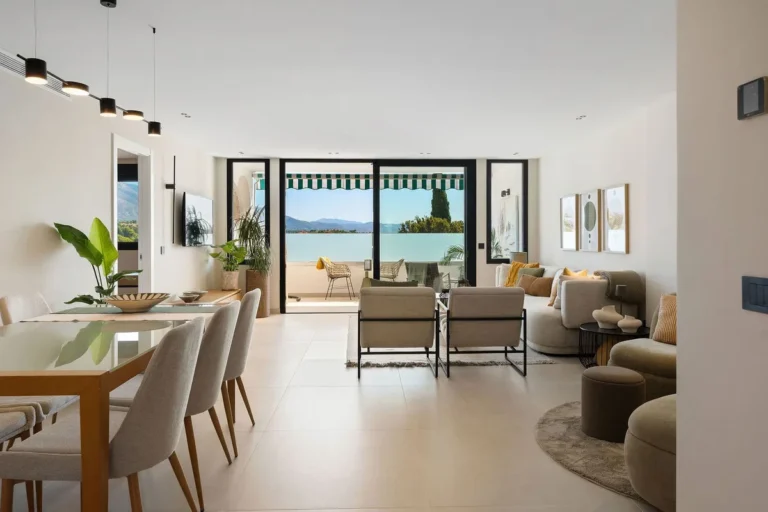 Exklusive Wohnung in Marbella: Elegantes Design mit Meerblick