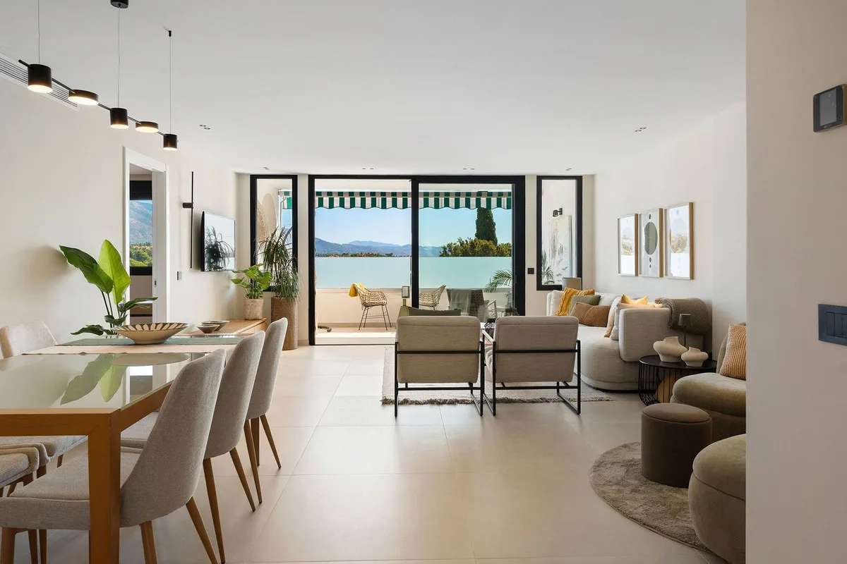 Exklusive Wohnung in Marbella: Elegantes Design mit Meerblick