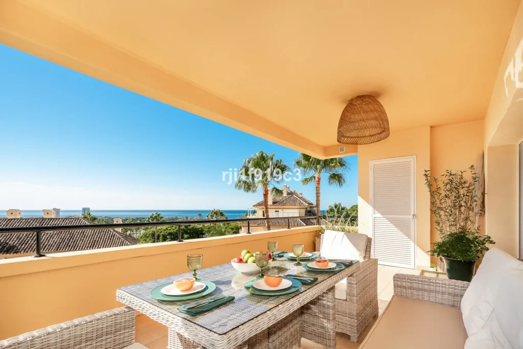 Elegante Wohnung in Elviria Hills mit Meerblick und Luxusdetails
