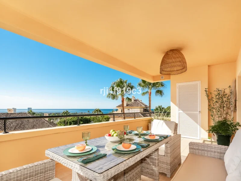 Elegante Wohnung in Elviria Hills mit Meerblick und Luxusdetails