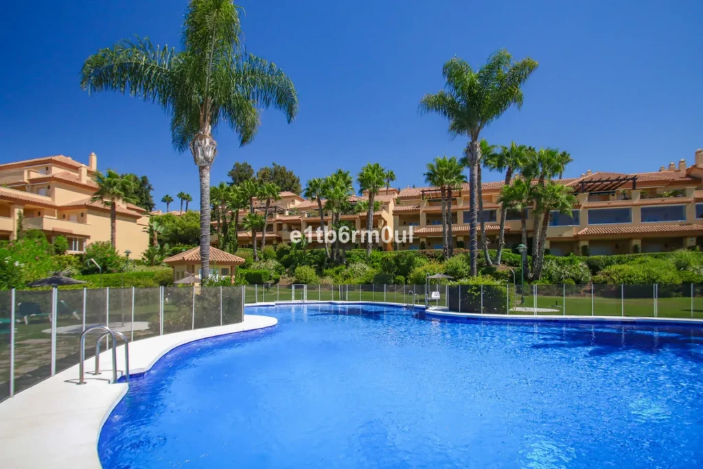 Exquisites Erdgeschoss-Apartment mit Meerblick in Nueva Andalucía