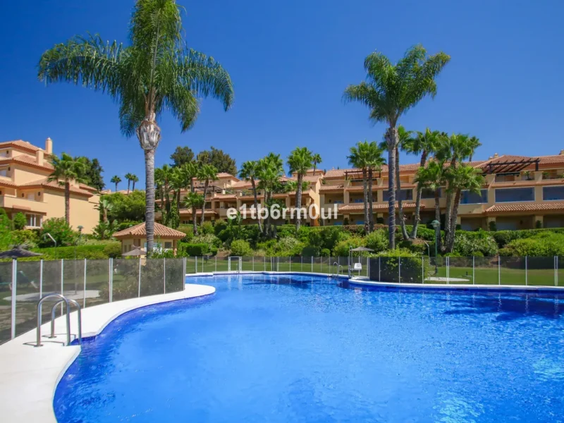 Exquisites Erdgeschoss-Apartment mit Meerblick in Nueva Andalucía