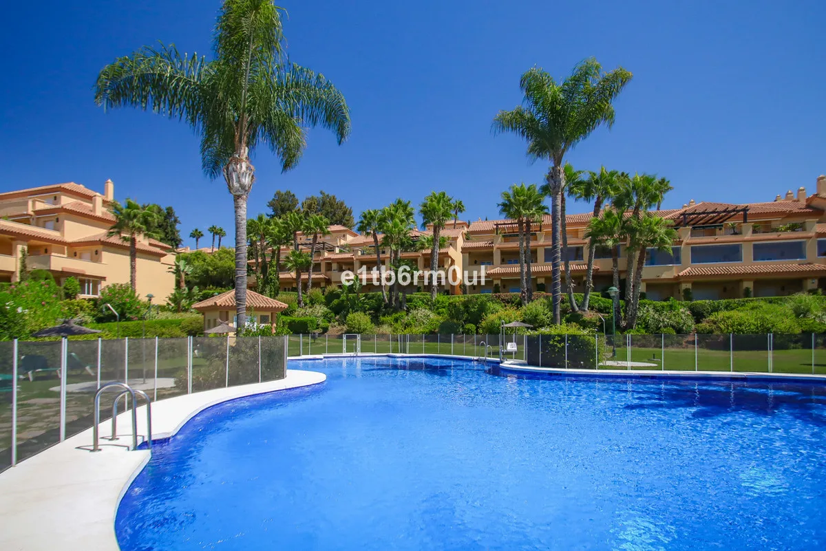 Exquisites Erdgeschoss-Apartment mit Meerblick in Nueva Andalucía