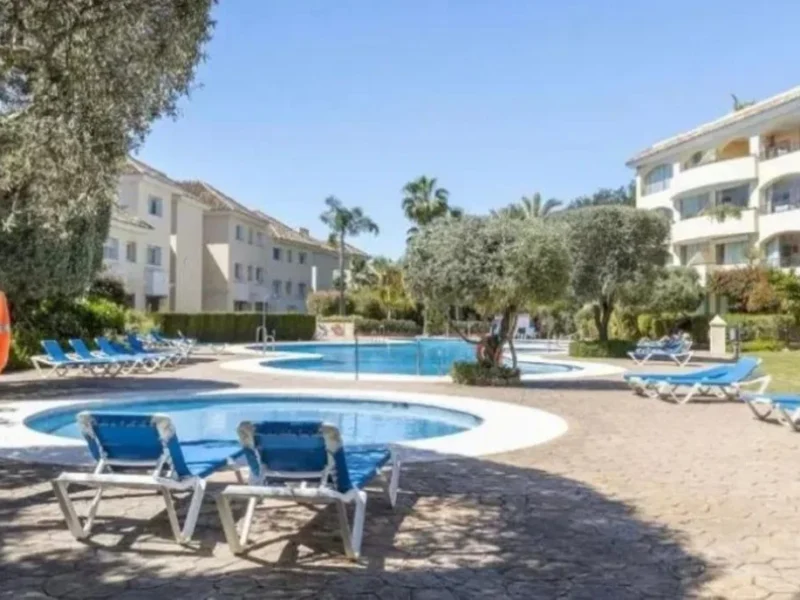Luxuriöse Erdgeschosswohnung mit Garten in Marbella