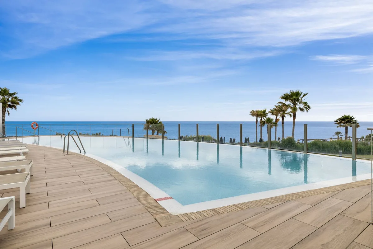 Elegante 2-Zimmer-Wohnung in Estepona West mit Meerblick