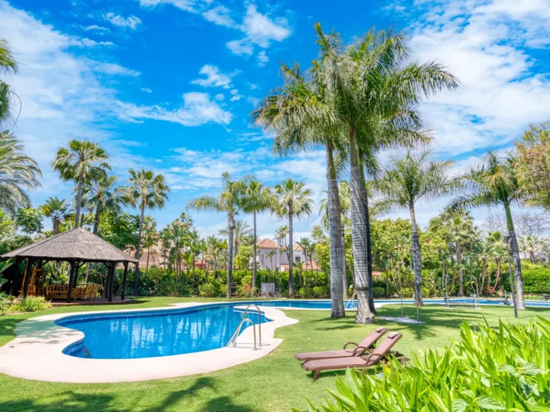 Elegantes Apartment mit Garten in Puerto Banús, Costa del Sol