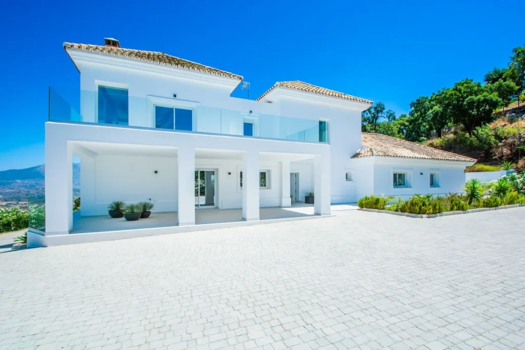Moderne Villa mit Panoramablick in La Mairena, Costa del Sol