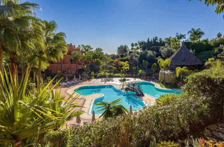 Elegante Wohnung in Alminar de Marbella, Nueva Andalucía