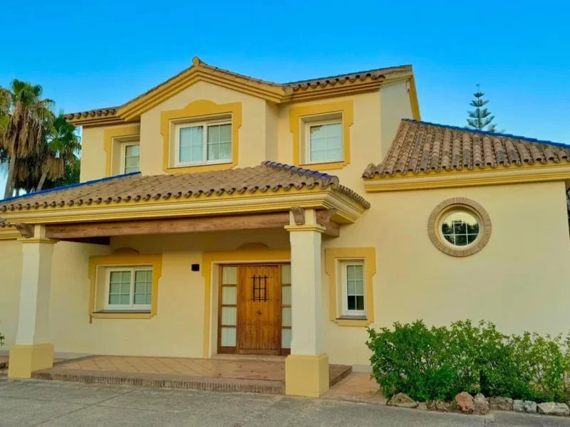 Elegante Villa in Estepona: Privater Rückzugsort an der Costa del Sol