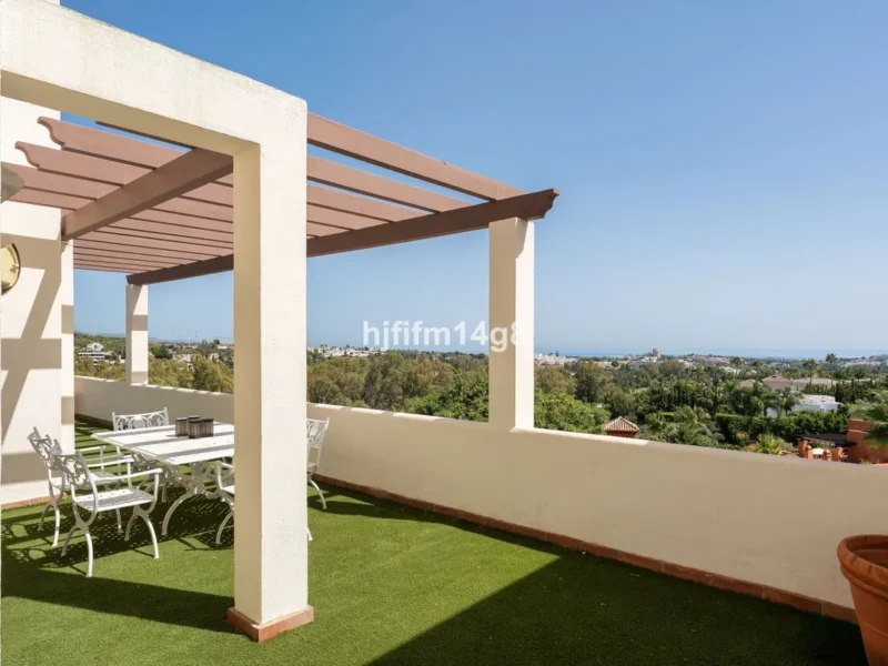 Elegantes Duplex-Penthouse mit Meerblick in Nueva Andalucía