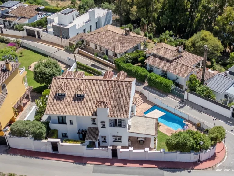 Elegante Villa in Nueva Andalucía – Ihr Traumhaus an der Costa del Sol