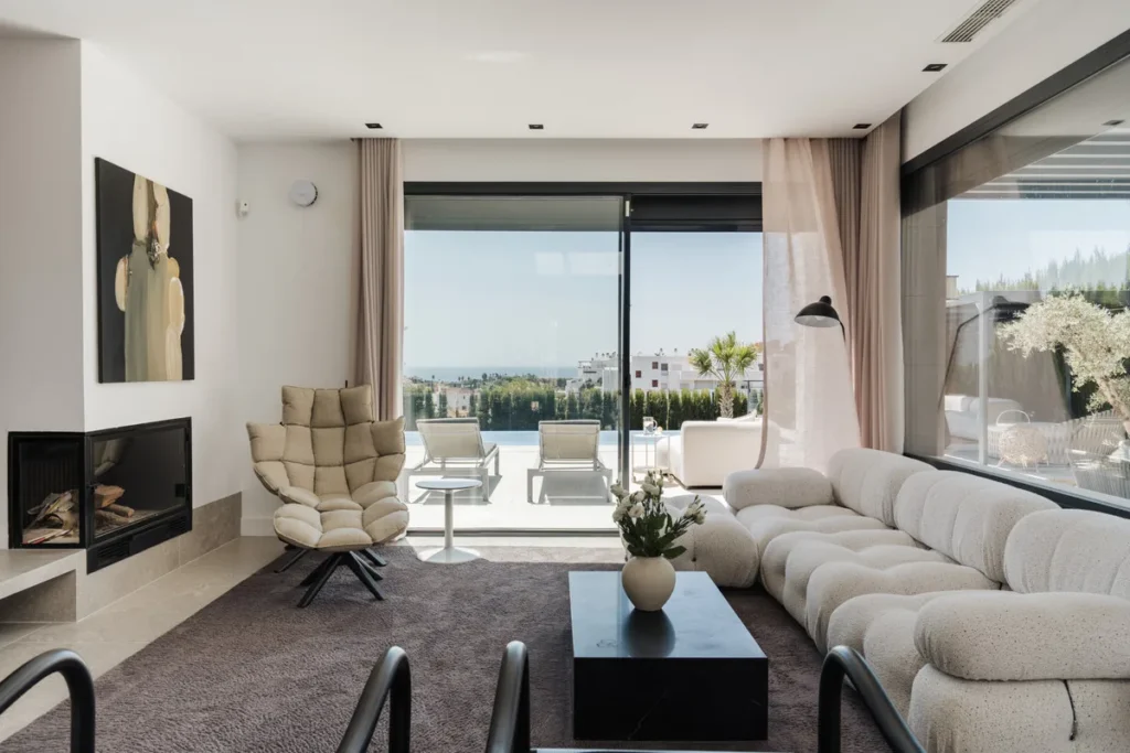 Luxuriöse Villa in La Resina: Eleganz an der Costa del Sol
