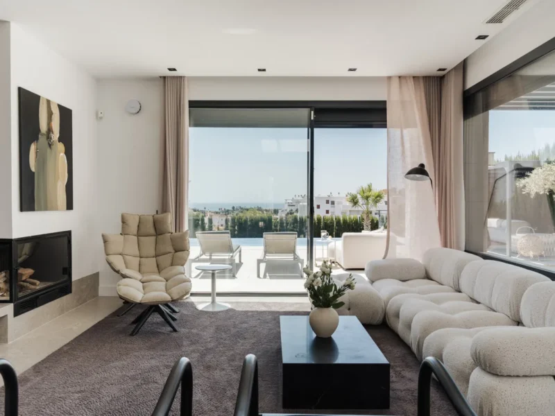 Luxuriöse Villa in La Resina: Eleganz an der Costa del Sol