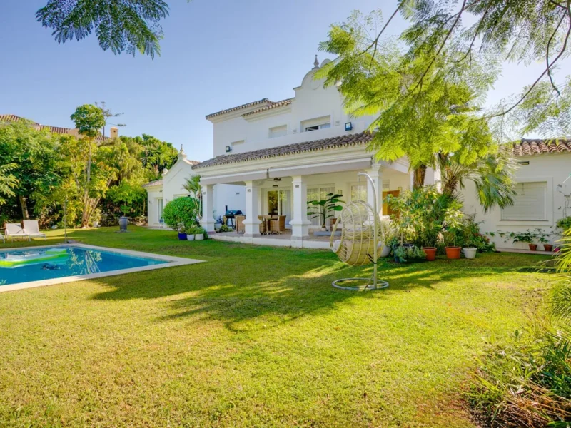 Elegante Villa in El Paraiso, Costa del Sol mit privatem Garten