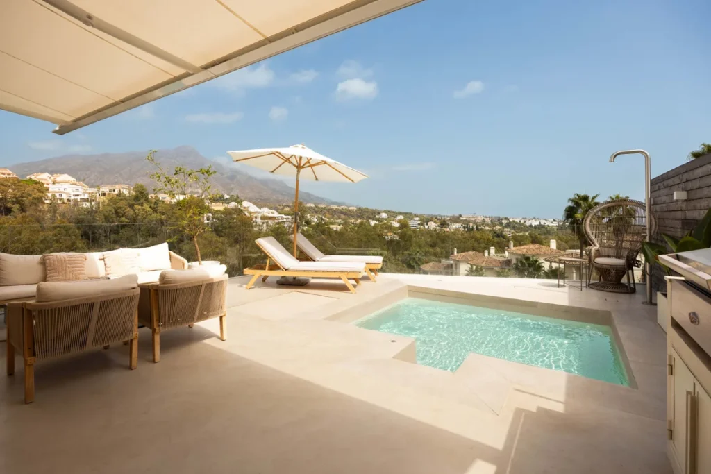 Moderne Wohnung mit Panoramablick in Nueva Andalucía