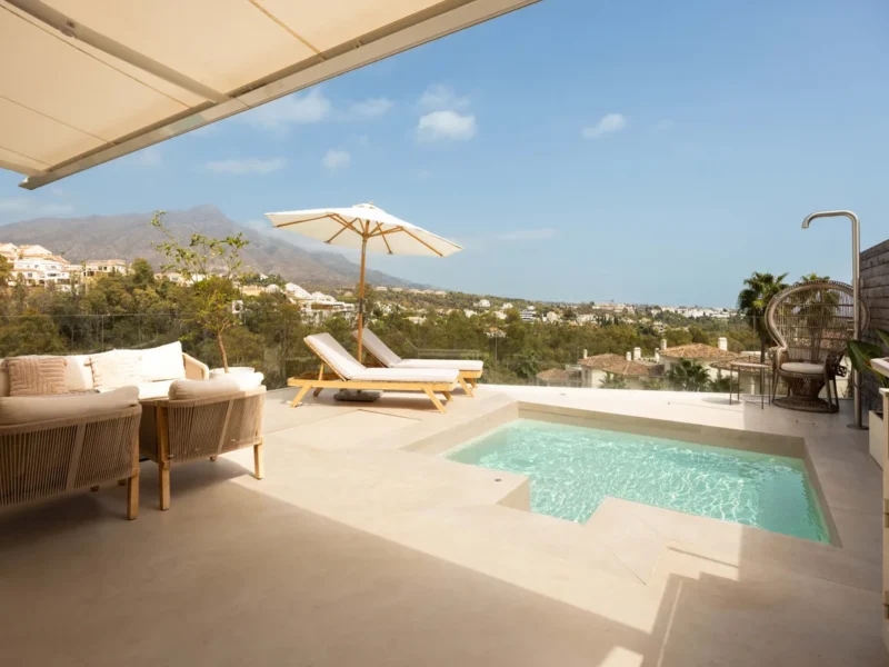 Moderne Wohnung mit Panoramablick in Nueva Andalucía