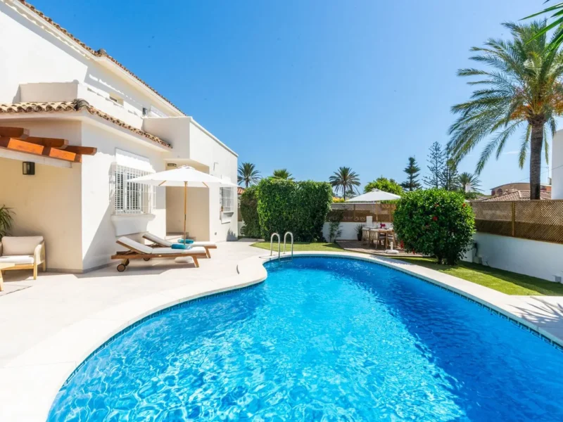 Elegante Villa in Marbesa: Moderne Oase an der Costa del Sol