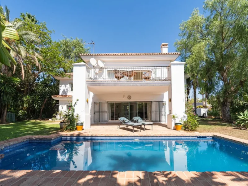 Elegante Villa mit Meerblick in der begehrten Lage El Rosario, Marbella